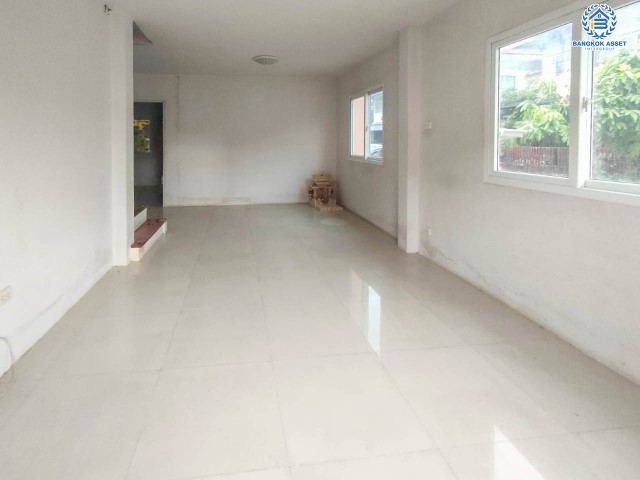 *****ทาวน์เฮ้าส์มือสองย่านกรุงเทพมหานคร ม.มณฑล7 เลียบคลองทวีวัฒนา #หลังมุม เนื้อที่กว้างมากถึง 24.5 ตร.ว. ฟังก์ชัน 4 ห้องนอน 2 ห้องน้ำ 1 ที่จอดรถ แถมฟรี! 2 เครื่องปรับอากาศ บนทำเลเดินทางสะดวก ใกล้รถไฟฟ้าสายสีน้ำเงิน "สถานีหลักสอง"…